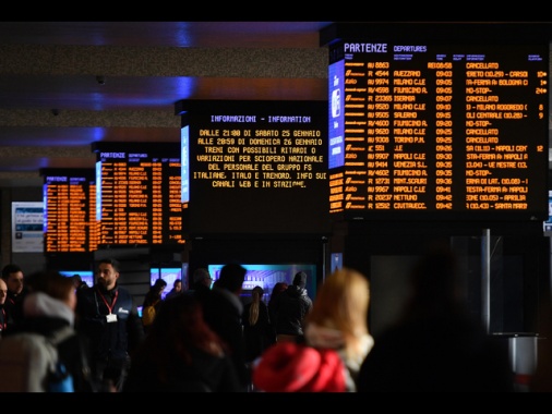 Domani trasporti a rischio, sciopero per treni e bus