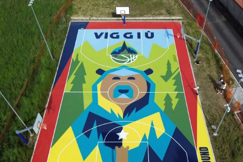 L’orsa gigante sul campo da basket