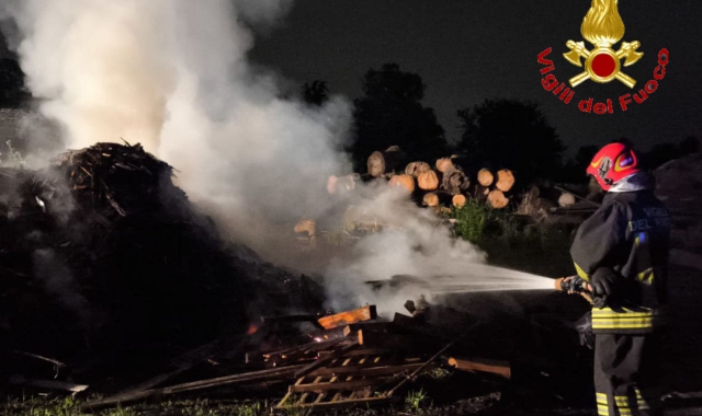 Incendio nella notte a Tradate