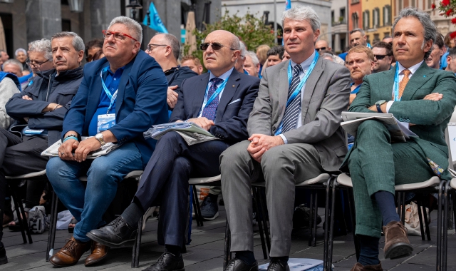La prima fila delle autorità al grande evento della Uil che ieri ha fatto tappa in piazza Monte Grappa: anche oggi dibatti e testimonianze sul lavoro precario (foto Blitz)