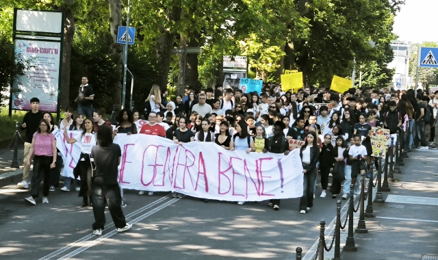 La marcia degli studenti a Saronno (foto Domenico Ghiotto/BLITZ)