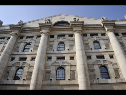 Borsa: Milano chiude pesante (-1,94%), giù Stellantis ed Stm