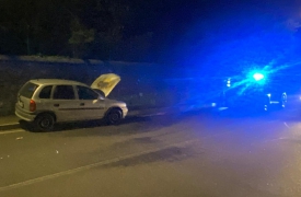 Fiamme dal cofano, paura in via Manin