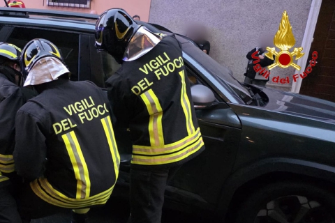 Scontro a Busto Arsizio, donna incastrata tra le lamiere