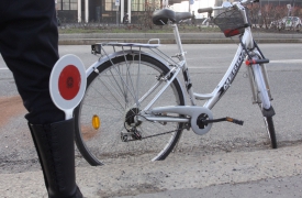 Scippa un’anziana in bici, lei lo insegue e lo fa arrestare