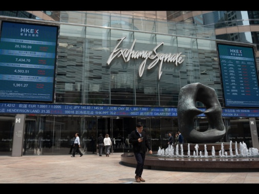 Borsa: Hong Kong negativa, apre a -0,46%,
