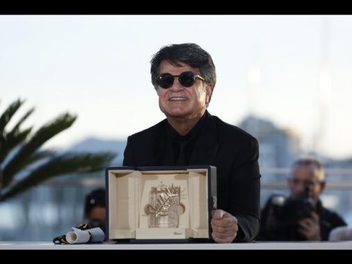 Jafar Panahi acclamato dai suoi sostenitori al ritorno a Teheran
