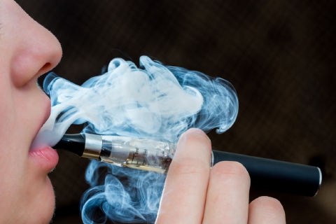 Fuori dalle scuole impazzano le e-cig cinesi