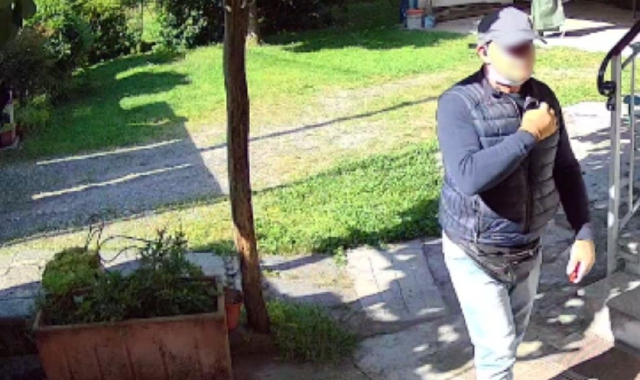 Le telecamere di videosorveglianza hanno immortalato il finto tecnico ad Arona (foto Luigi Savoia/FACEBOOK)
