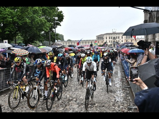 Giro: Scaroni vince la 16/a tappa, arrivo con Fortunato