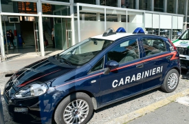 Collana strappata, ceffoni e fuga. Ma viene acciuffato