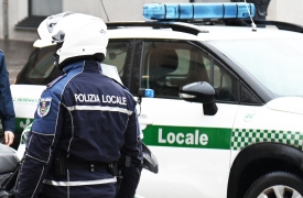 Accoltellato e sanguinante, tenta di salire sul treno: 23enne soccorso a Saronno