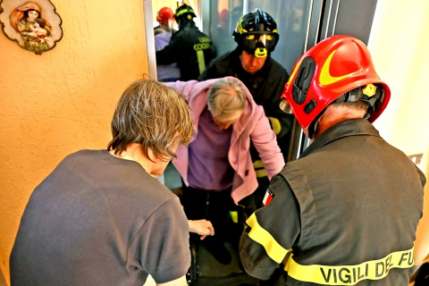 Via Valverde, ascensore ancora rotto. Il Comune non risponde