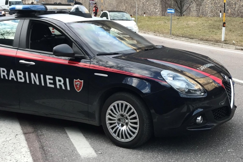 Palpeggia studentesse sui bus, arrestato 53enne
