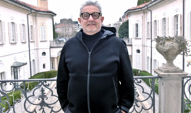 Marco Magrini, 65 anni, sul balcone di Villa Recalcati, sede della Provincia di Varese. Magrini è stato eletto presidente nel 2023