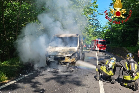 Furgone in fiamme a Montegrino