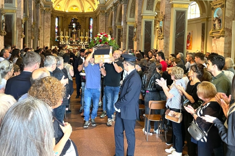 Silenzio e incredulità, l’ultimo saluto a Matteo Scarabelli