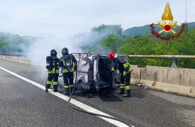 Furgone in fiamme sull’A26: disagi al traffico