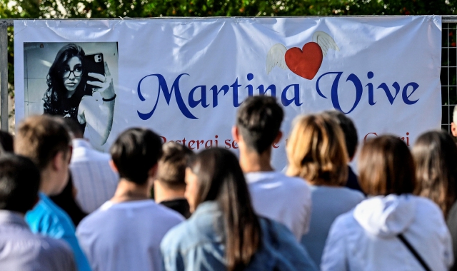 Il flash mob davanti alla scuola di Casoria, nel Napoletano, frequentato da Martina Carbonaro (foto Ciro Fusco/ANSA)