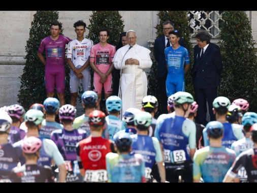 Il Giro d'Italia in Vaticano, il Papa saluta i ciclisti