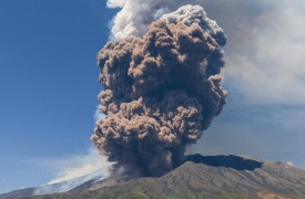 Etna, crolla parte del cratere: nube eruttiva alta chilometri 2