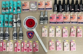 Nello zaino cosmetici e profumi, sventato furto al supermercato