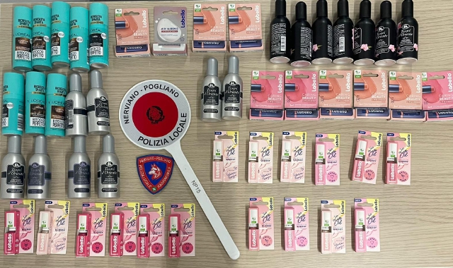La merce recuperata dalla Polizia locale