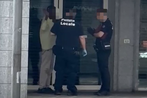 Urla in largo Camussi, giovane portato via in ambulanza