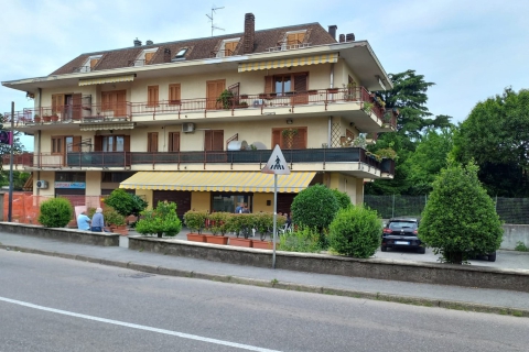 Litiga con il barista e gli dà fuoco