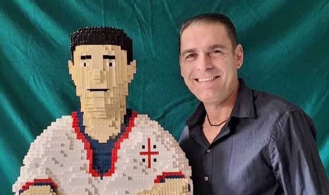 L’artista in posa accanto alla particolare scultura