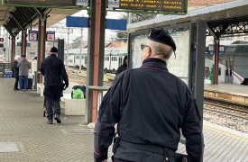 “Difende” il suo zaino e sventa la rapina: i malviventi scappano