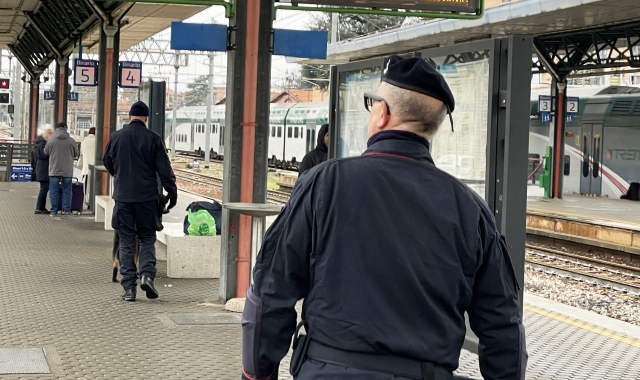 “Difende” il suo zaino e sventa la rapina: i malviventi scappano