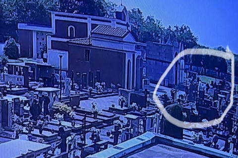 Truffa al cimitero, donna smascherata dalle telecamere