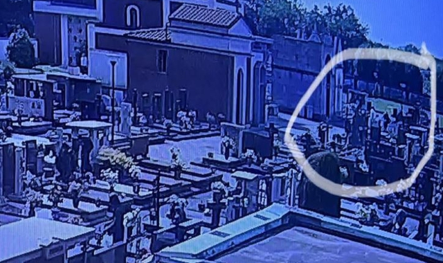 L’immagine ricavata dalle telecamere di sicurezza all’interno del cimitero di Gorla Maggiore