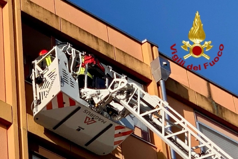 Chiusi sul balcone dalla figlia, “liberati” dai vigili del fuoco