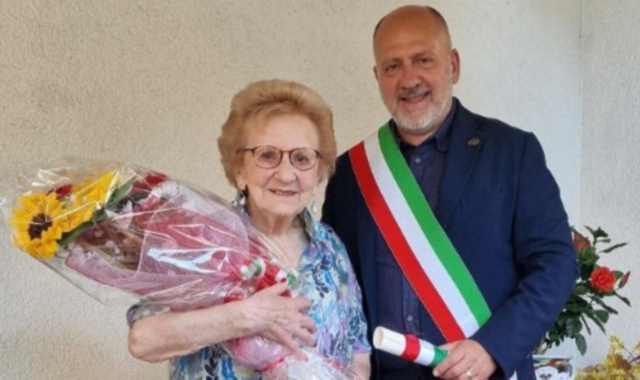 Elsa Tessaro con il sindaco di Olgiate Olona, Giovanni Montano
