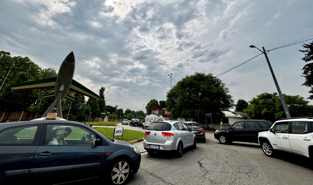 Lavori per la rotonda: il traffico si blocca