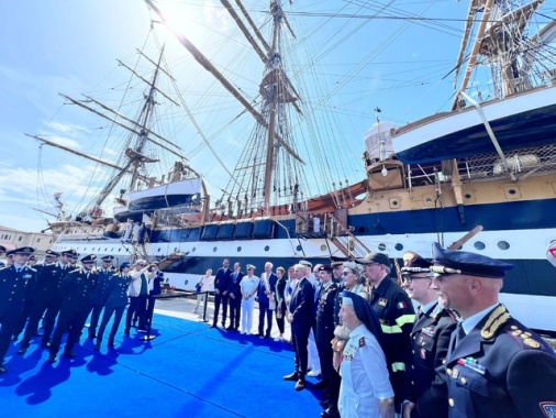 L'Amerigo Vespucci a Livorno, resterà in porto fino all'8 giugno
