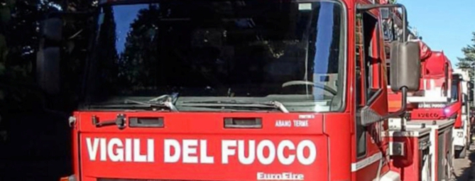 Dimentica le chiavi del cancello, scavalca e si infilza
