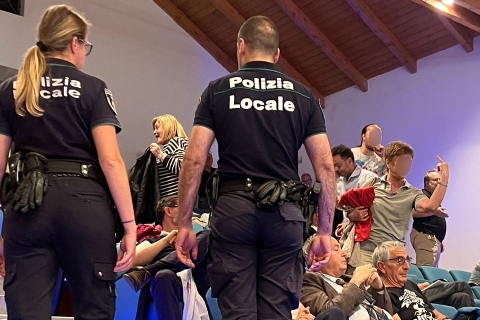 Tensione in Consiglio per il Remigration Summit: mozione bocciata
