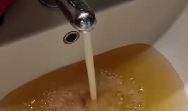 L’acqua marrone uscita da un rubinetto (foto Alessandro Granata/Gallarate è.../FACEBOOK)