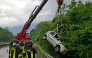 Auto sbanda e finisce nella scarpata