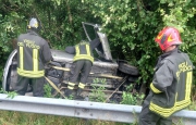 Auto sbanda e finisce nella scarpata