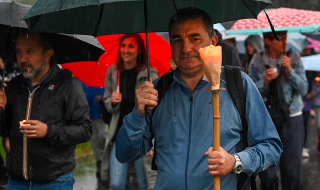 La camminata è stata organizzata dalle scuole, dal Comune e dalle parrocchie dopo il pestaggio a Bolladello (foto Agenzia Blitz)