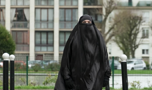 Una donna col burqa (foto archivio)