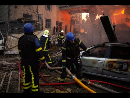 Droni russi su Kiev, incendi in vari distretti