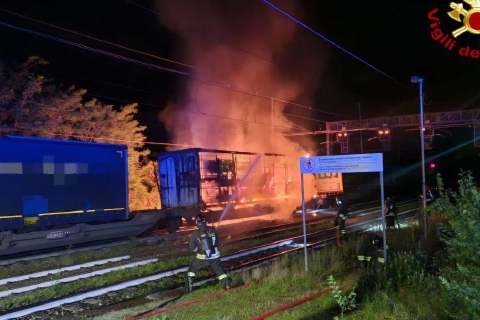 Treno merci in fiamme a Varzo