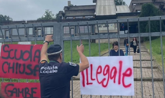 L’intervento della polizia locale davanti al liceo Artistico “Don Milani” di Venegono Inferiore