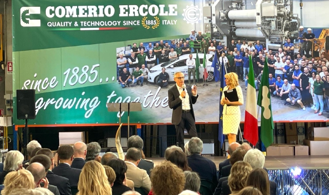 La festa alla Comerio Ercole con il presidente Riccardo Comerio sul palco (foto Domenico Ghiotto)