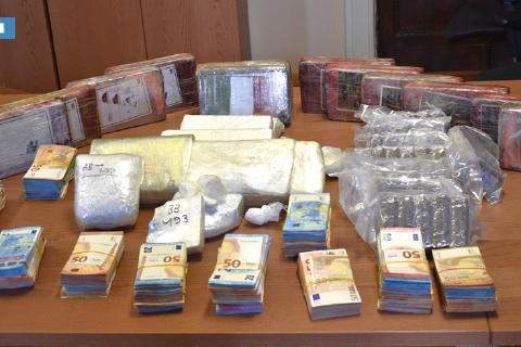 Coca, hashish e 100mila euro: blitz della polizia di Busto